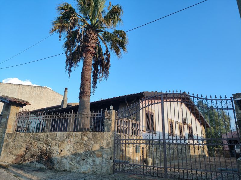 VENDESI VILLA SINGOLA -...