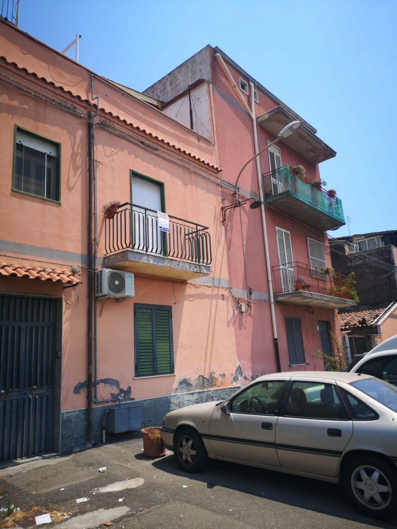 Catania-pressi XXXI Maggio vani 3+mansarda e terrazzo a livello